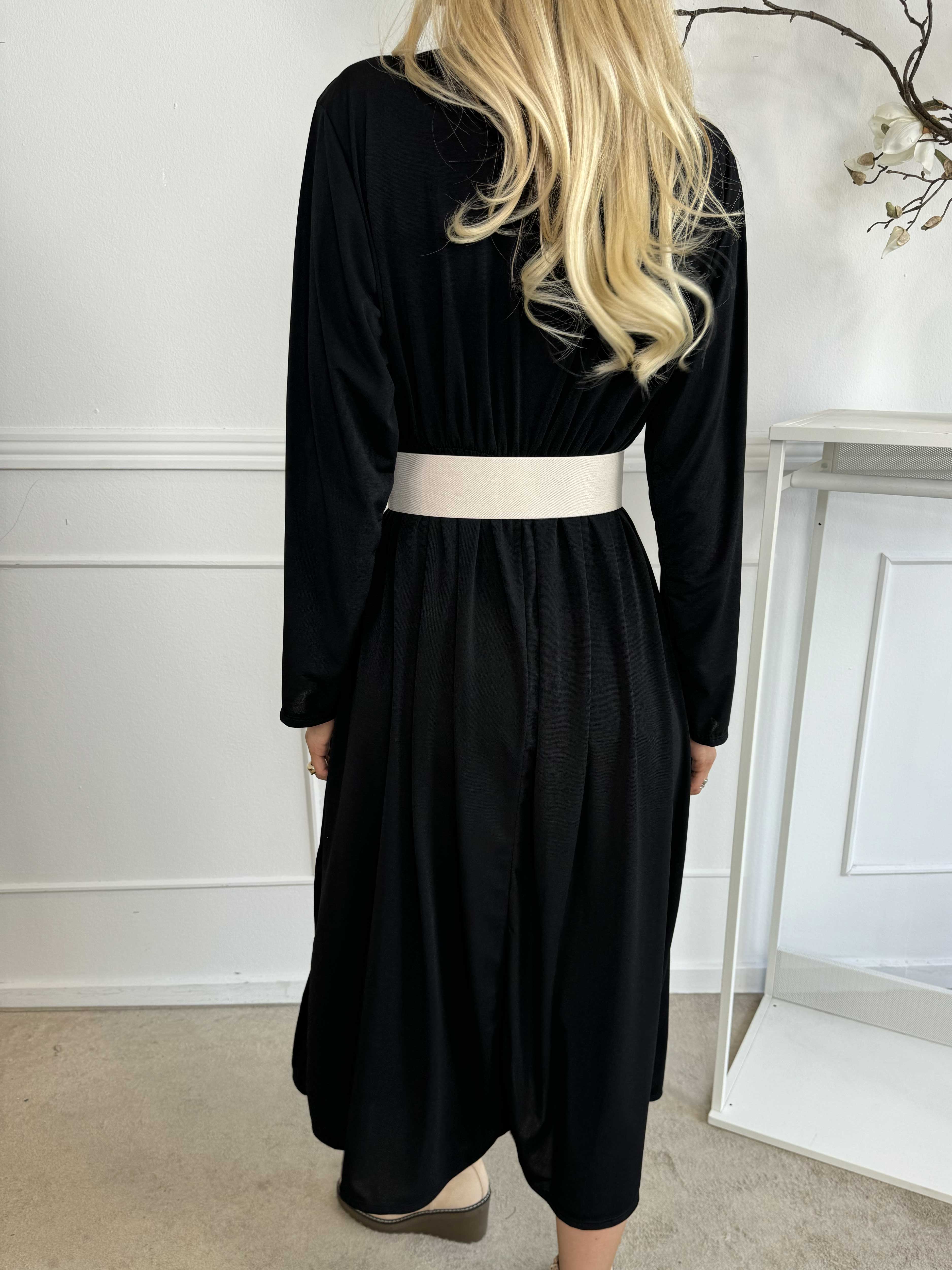 Nelly Plain - Elastisk enfärgad klänning i viskos